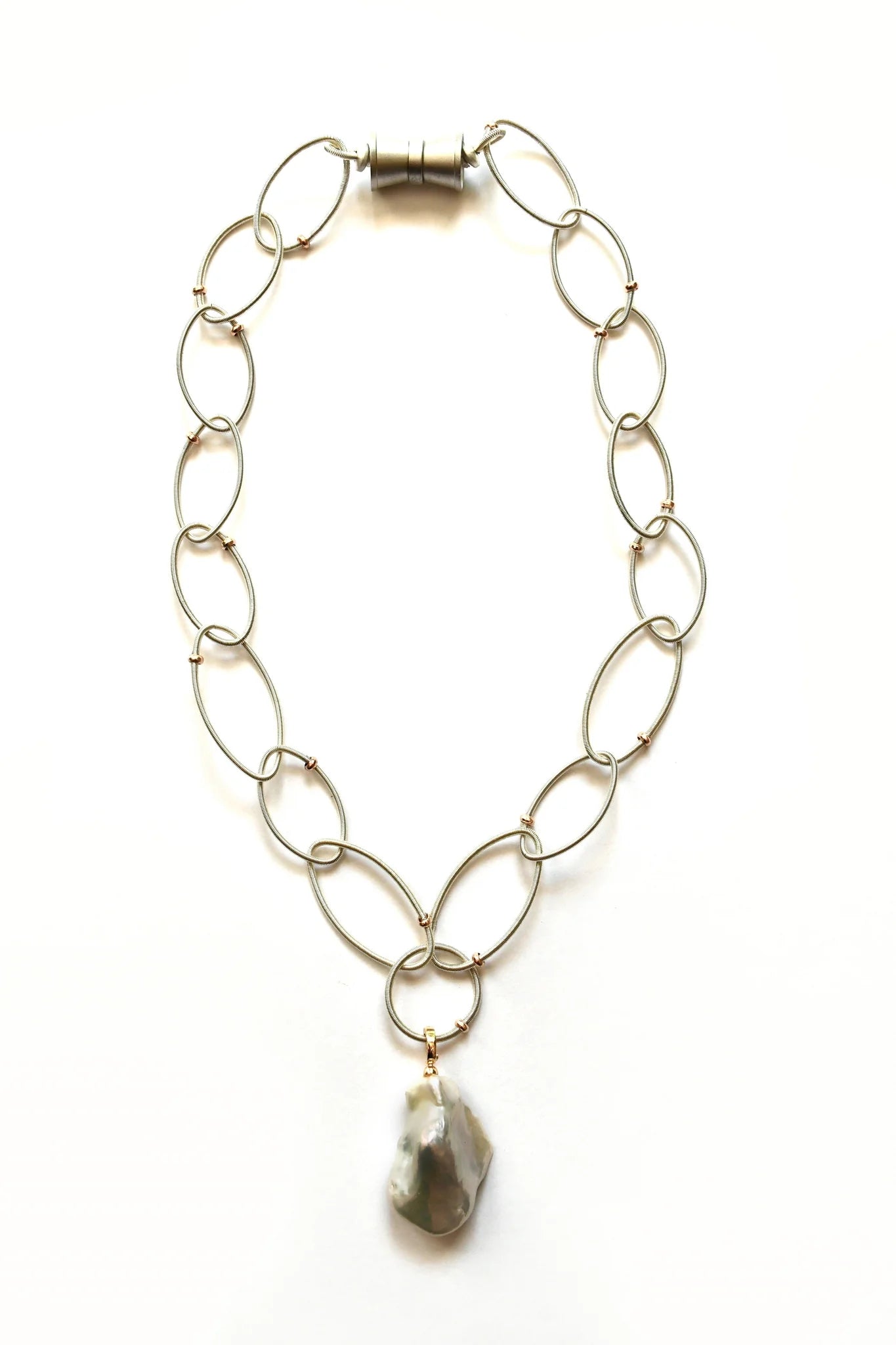 Collar de cadena con eslabones de alambre de piano plateado con colgante de perla Biwa