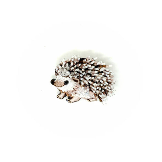 Broche de erizo de pecho blanco