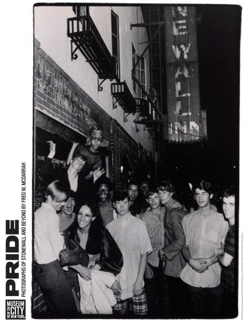 Cartel: Jóvenes afuera de Stonewall, enmarcado