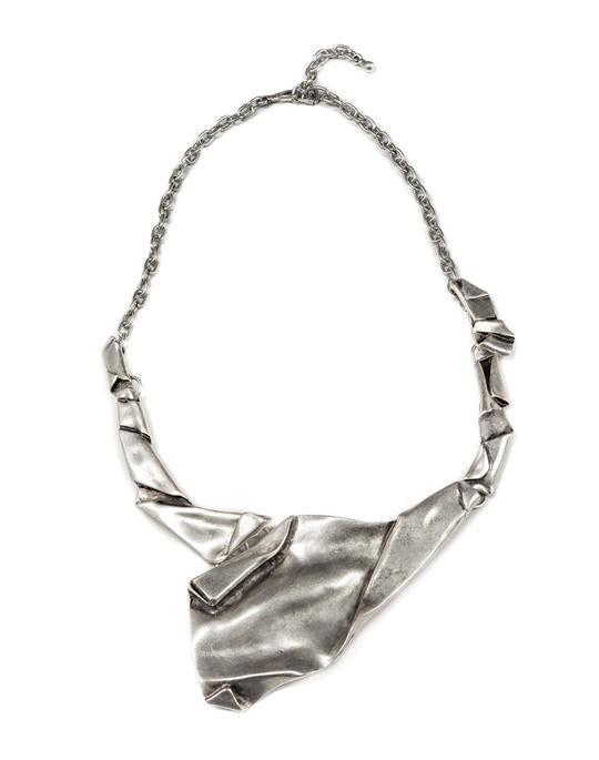 Cuello de papel arrugado peltre
