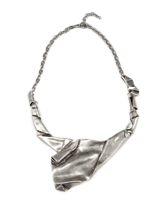 Cuello de papel arrugado peltre